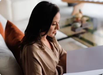 Dra. Gisele Carvalho olhando suas consultas no notebook